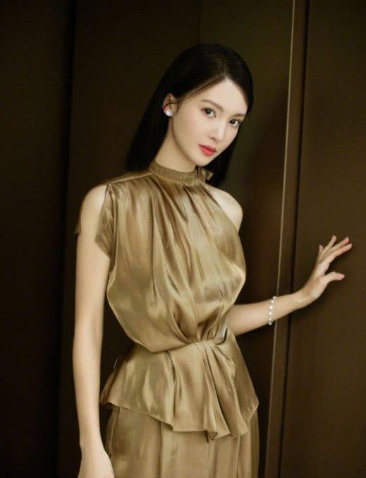金晨穿着丝质套装成功变脸，整容了？网友说：低配版古力娜扎！