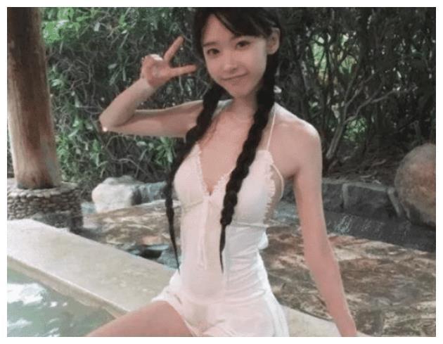 还记得14岁“剪刀手女孩”那张富豪的照片吗？现在怎么了？