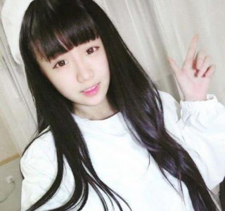 ​杨清柠晒写真，却意外被镜子暴露“真实颜值”，网友：这就是差距