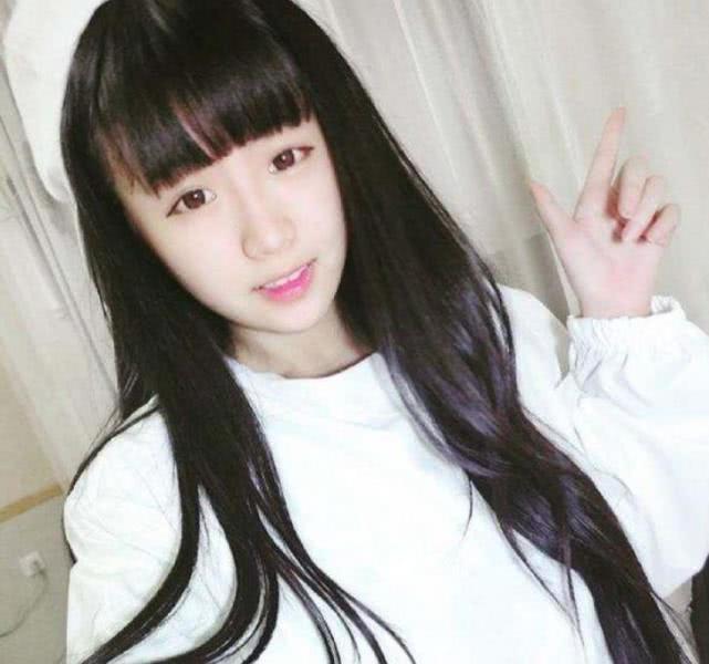 杨清柠晒写真，却意外被镜子暴露“真实颜值”，网友：这就是差距
