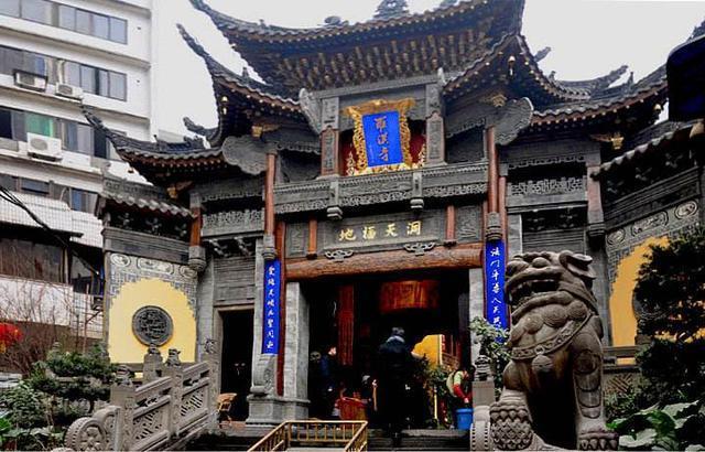 重庆最“不缺香火”的寺庙，距洪崖洞仅500米，还是重点佛教寺庙