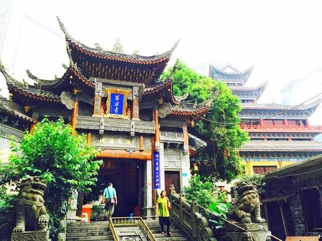 重庆最“不缺香火”的寺庙，距洪崖洞仅500米，还是重点佛教寺庙