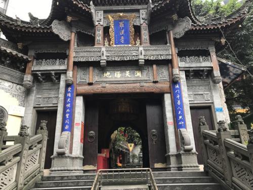 重庆最“不缺香火”的寺庙，距洪崖洞仅500米，还是重点佛教寺庙
