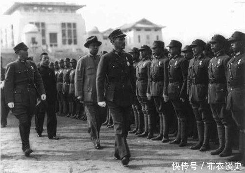 此人是红军师长，枪杀政委成可耻叛徒，但抗战时做了件事流芳千古