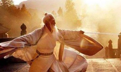 ​除了觉远张三丰还有一个师父，武功比觉远高，名气比觉远大