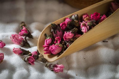​玫瑰花泡水的功能和禁忌，泡水喝放几朵