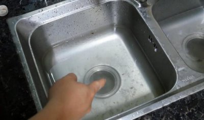​洗碗池下水道堵塞了怎么办？教你一个小妙招，10秒就疏通！