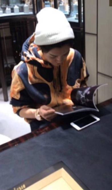 除了关晓彤，鹿晗眼里已容不下任何人，这两组照片说明了一切！