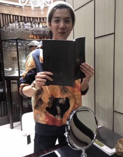除了关晓彤，鹿晗眼里已容不下任何人，这两组照片说明了一切！