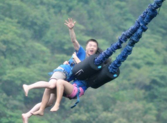 高空蹦极是一种什么感觉？有些女孩子都被吓哭了
