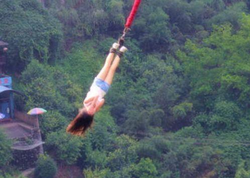 高空蹦极是一种什么感觉？有些女孩子都被吓哭了
