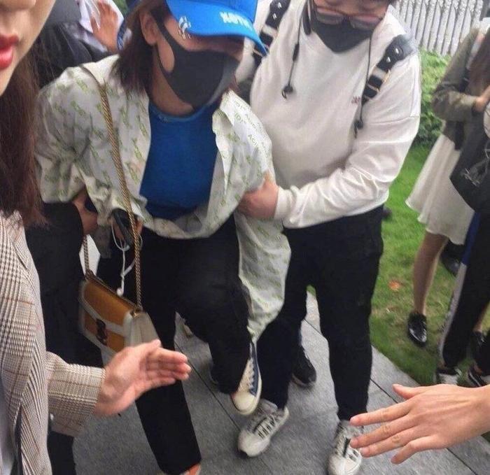 杨紫机场被砸，粉丝互掐杨紫被骂活该