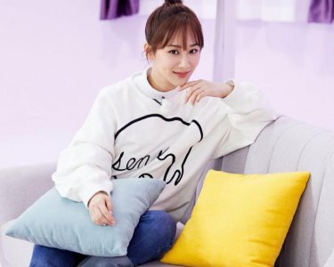 ​杨紫机场被砸，粉丝互掐杨紫被骂活该