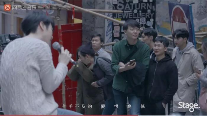 不修边幅地站在什刹海街头唱歌，可以，这果然很朴树！