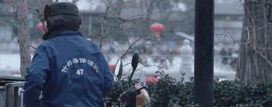 不修边幅地站在什刹海街头唱歌，可以，这果然很朴树！