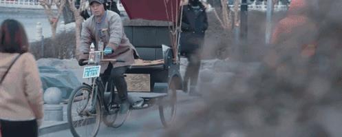 不修边幅地站在什刹海街头唱歌，可以，这果然很朴树！