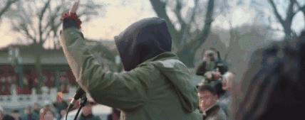 不修边幅地站在什刹海街头唱歌，可以，这果然很朴树！