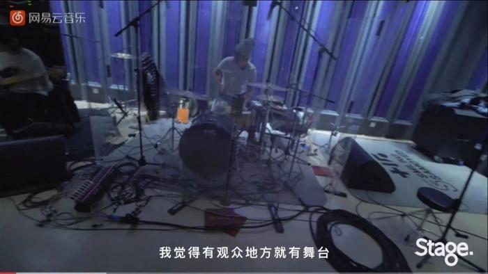 不修边幅地站在什刹海街头唱歌，可以，这果然很朴树！