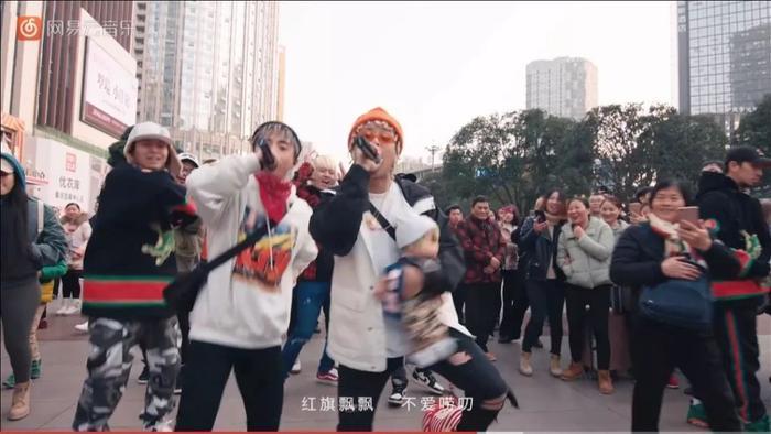 不修边幅地站在什刹海街头唱歌，可以，这果然很朴树！
