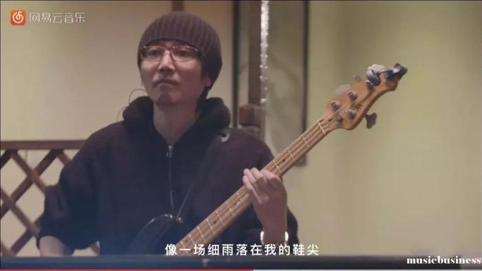 不修边幅地站在什刹海街头唱歌，可以，这果然很朴树！