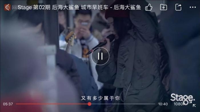 不修边幅地站在什刹海街头唱歌，可以，这果然很朴树！