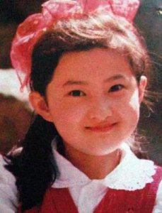 ​8岁演“小婉君”爆红金铭，弃《还珠格格》北大毕业，39岁仍未婚