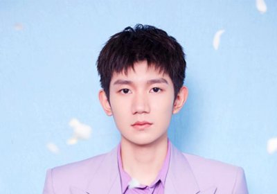 ​易烊千玺禁烟大使身份被换，粉丝将矛头指向王源，事件还在发酵？