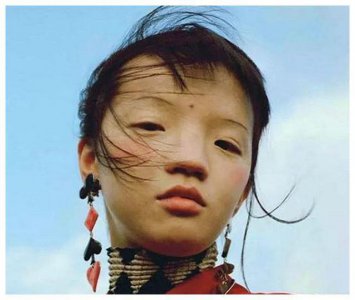 ​步杜嘉班纳后尘，大牌广告涉种族歧视？用筷子夹汉堡笨拙又可笑！