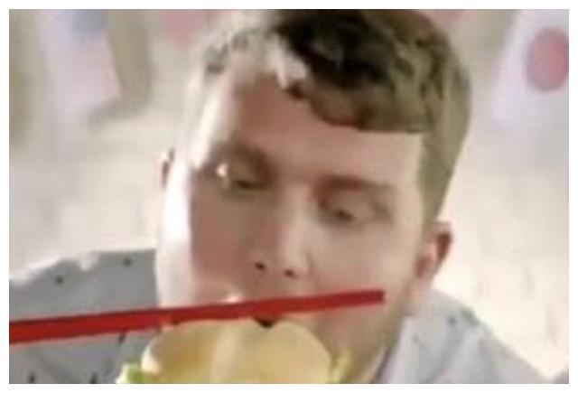 步杜嘉班纳后尘，大牌广告涉种族歧视？用筷子夹汉堡笨拙又可笑！