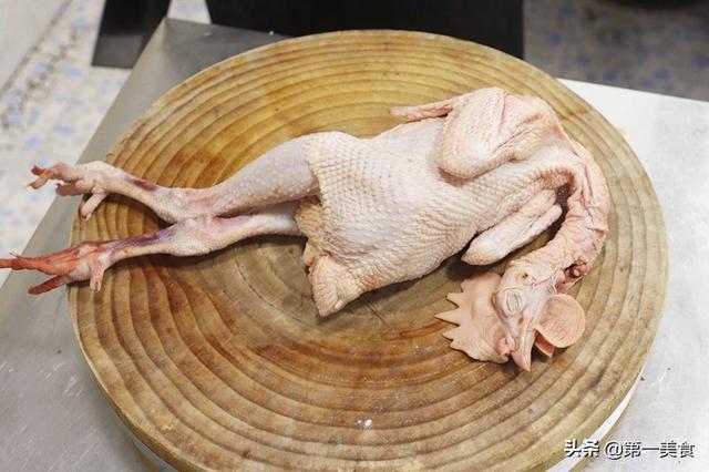 只用盐做清蒸小公鸡？看厨师长简单操作2种吃法，皮脆肉嫩超解馋