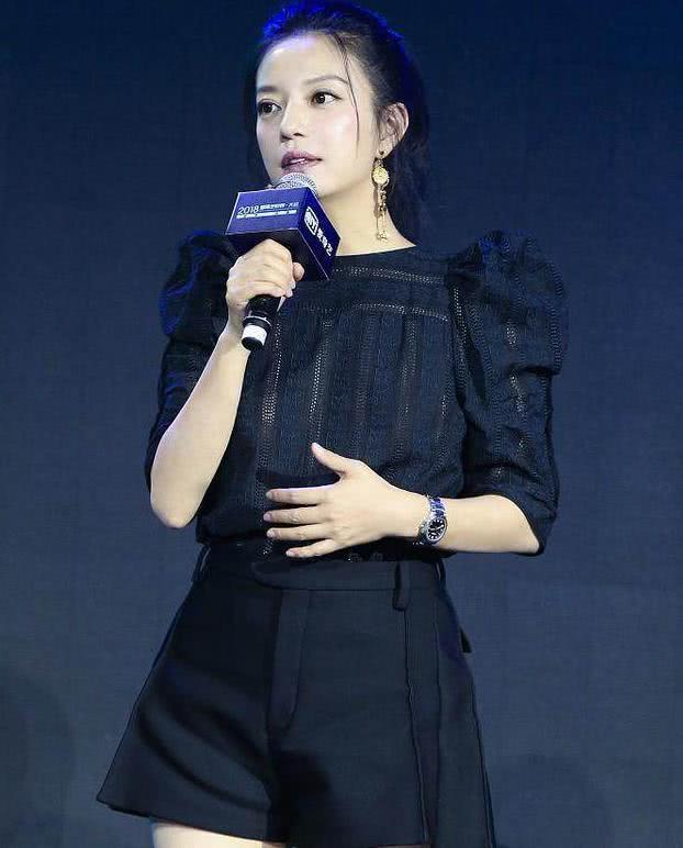 健身房偶遇赵薇，首饰服饰搭配得体，风采不减当年！