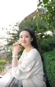 ​王艳是真的老了！脸胖一圈颈部全是纹，一身白衣很减龄