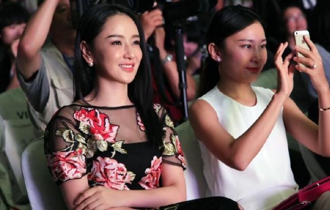 老牛吃嫩草本领超高，三婚妻子一个比一个小，如今42终得一子！