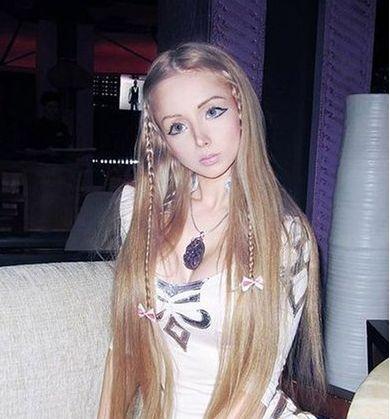 一家人全部整容成芭比娃娃模样，仔细一看太美了