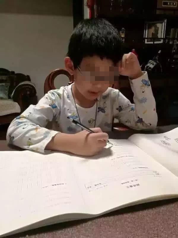 小学生打油诗“神吐槽”，奇葩数学题现象惹争议，网友看后笑疯了