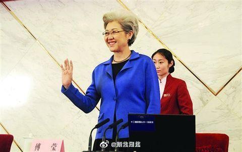 获傅莹赠书鼓励 湖北考生刘雨桐选择清华圆“外交梦”