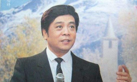 77岁赵忠祥近照曝光，一头银色假发抢镜，精神矍铄但黑眼袋严重