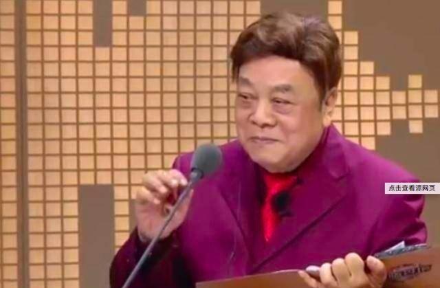 77岁赵忠祥近照曝光，一头银色假发抢镜，精神矍铄但黑眼袋严重