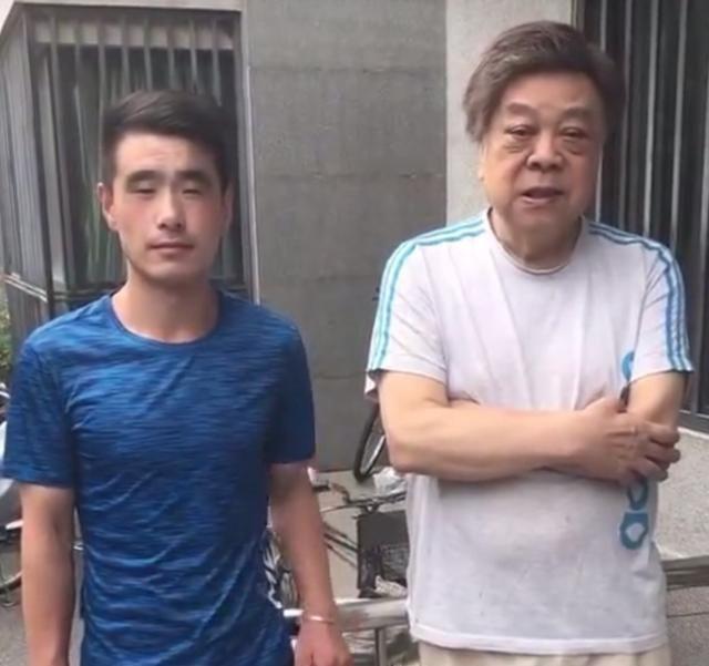 77岁赵忠祥近照曝光，一头银色假发抢镜，精神矍铄但黑眼袋严重
