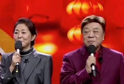 77岁赵忠祥近照曝光，一头银色假发抢镜，精神矍铄但黑眼袋严重