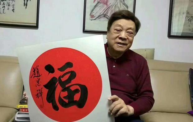 77岁赵忠祥近照曝光，一头银色假发抢镜，精神矍铄但黑眼袋严重