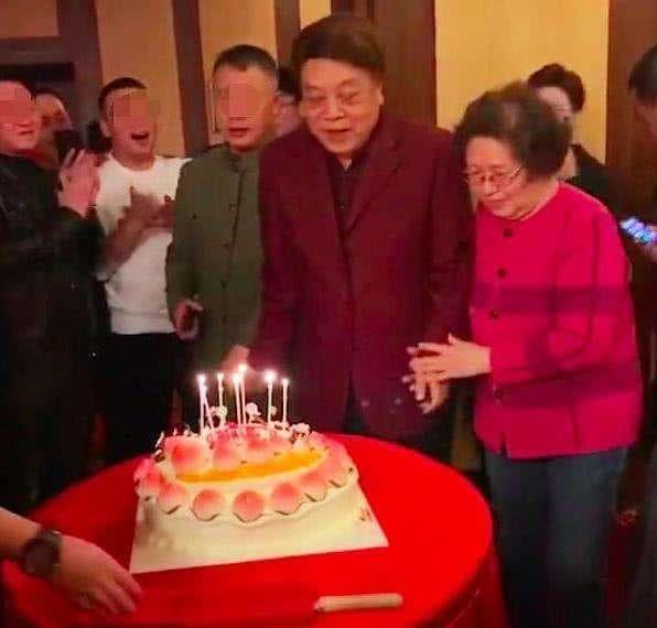 77岁赵忠祥近照曝光，一头银色假发抢镜，精神矍铄但黑眼袋严重
