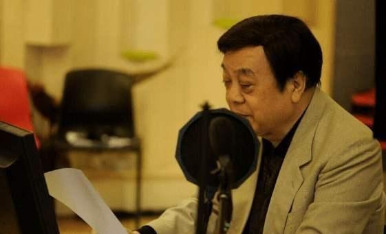 77岁赵忠祥近照曝光，一头银色假发抢镜，精神矍铄但黑眼袋严重