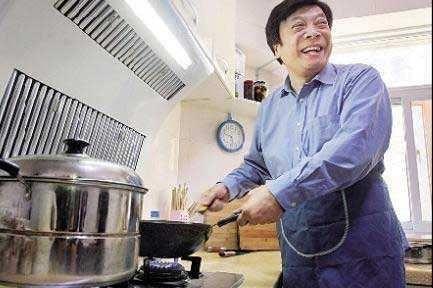 77岁赵忠祥近照曝光，一头银色假发抢镜，精神矍铄但黑眼袋严重