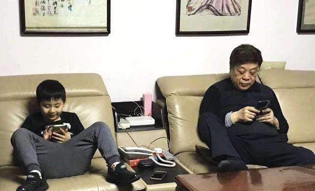 77岁赵忠祥近照曝光，一头银色假发抢镜，精神矍铄但黑眼袋严重
