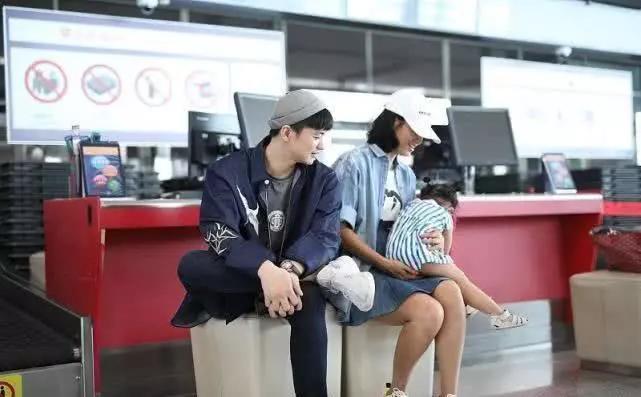 朱丹一家三口出游，夫妇勾肩搭背显甜蜜，爸爸与女儿互动尽显父爱