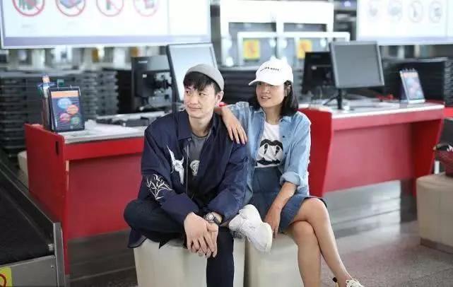 朱丹一家三口出游，夫妇勾肩搭背显甜蜜，爸爸与女儿互动尽显父爱