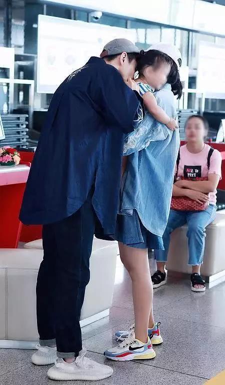 朱丹一家三口出游，夫妇勾肩搭背显甜蜜，爸爸与女儿互动尽显父爱