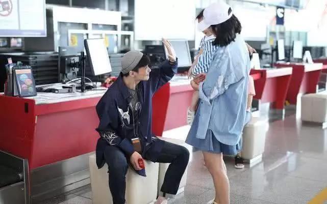 朱丹一家三口出游，夫妇勾肩搭背显甜蜜，爸爸与女儿互动尽显父爱