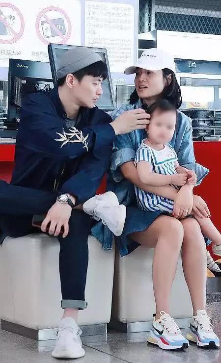 朱丹一家三口出游，夫妇勾肩搭背显甜蜜，爸爸与女儿互动尽显父爱